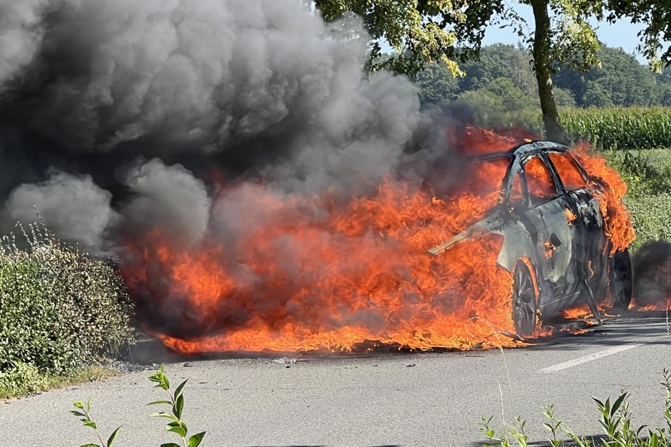 Joerie (50) ziet auto in mum van tijd in lichterlaaie staan: “Plots viel de airco uit en ging het razendsnel” (Binnenland)