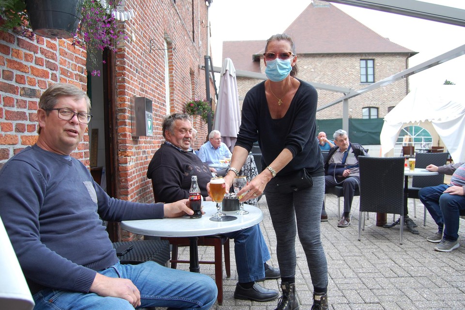 Patrick Nielandt, de initiatiefnemer van de crowdfunding, op het terras bij Sonja.