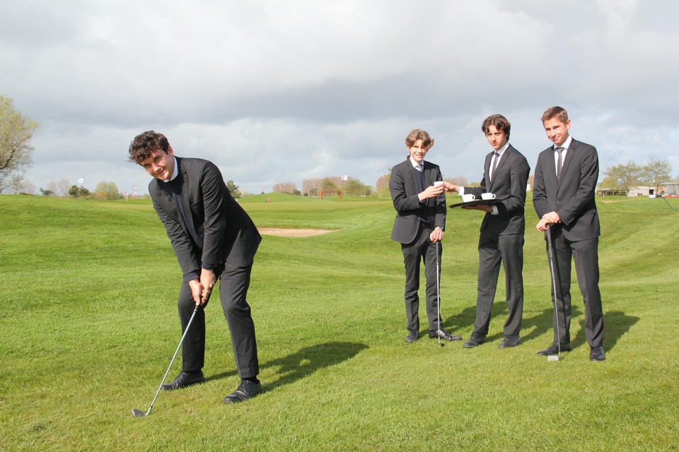 Hotelschool Ter Duinen en Golf ter Hille in Koksijde integreren vanaf volgend schooljaar golflessen.