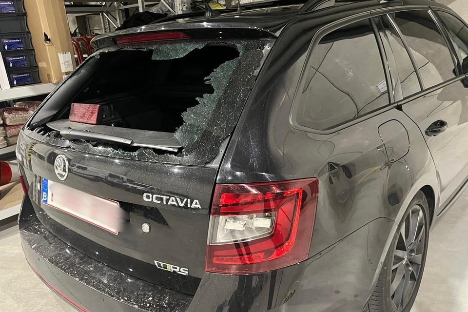 Police arrive en masse at illegal carmeeting, but are surrounded and pelted: « local resident was even hit » (Zwevegem)