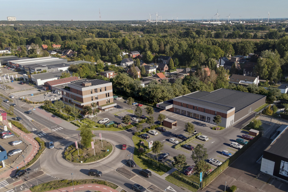 Zo gaat de nieuwe Delhaize aan de Hasseltweg, ter hoogte van de rotonde aan de Landwaartslaan, eruitzien. In de directe omgeving komen ook zes appartementen en kantoorruimtes. 