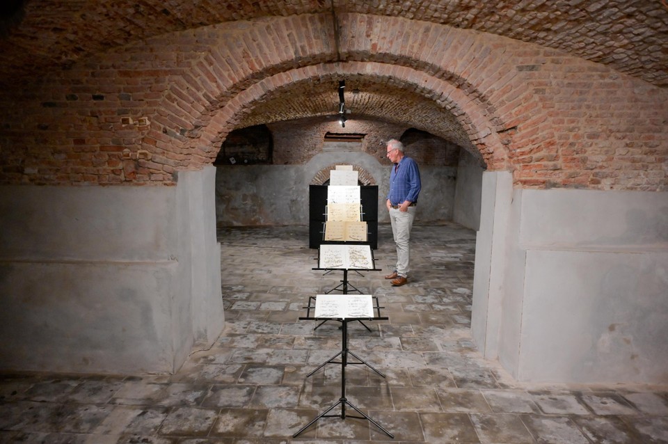 Zelfs de kelder wordt gebruikt als expositieruimte.
