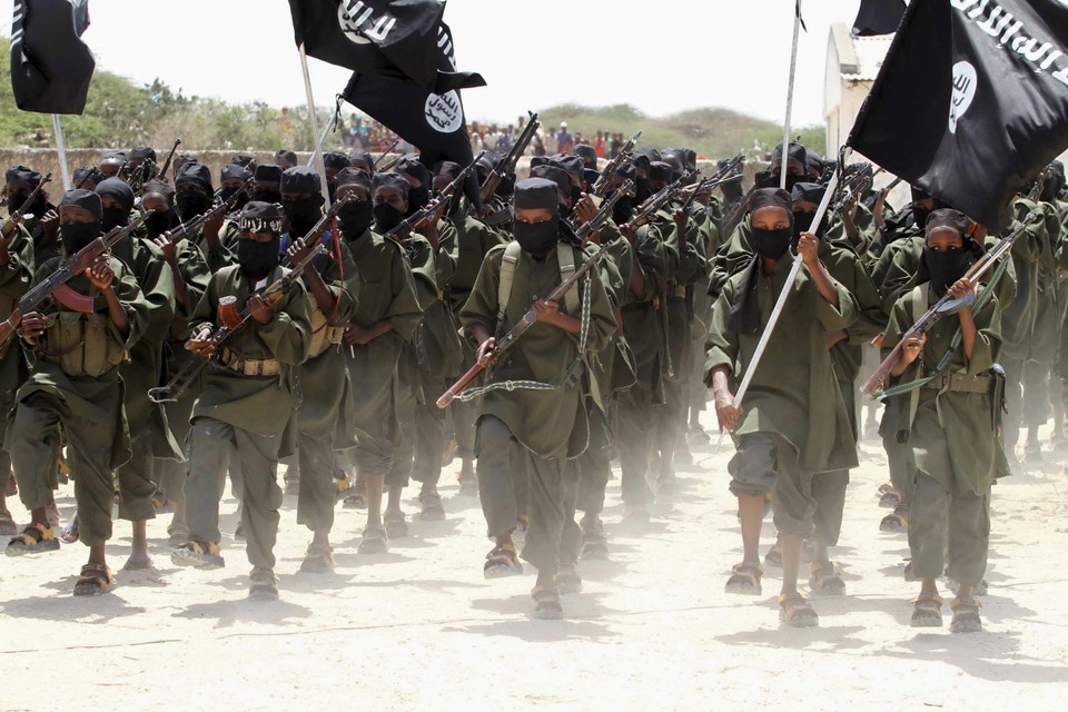 Nieuwe rekruten van Al-Shabaab marcheren met hun vlag 