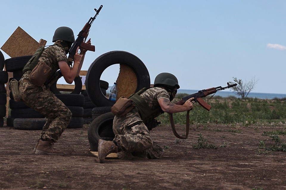 Oekraïense soldaten houden ook tijdens de oorlog schietoefeningen rond Odessa.