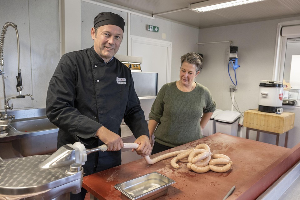 In their butcher's workshop, Jay and Caroline turn meat into tripe, among other things. 