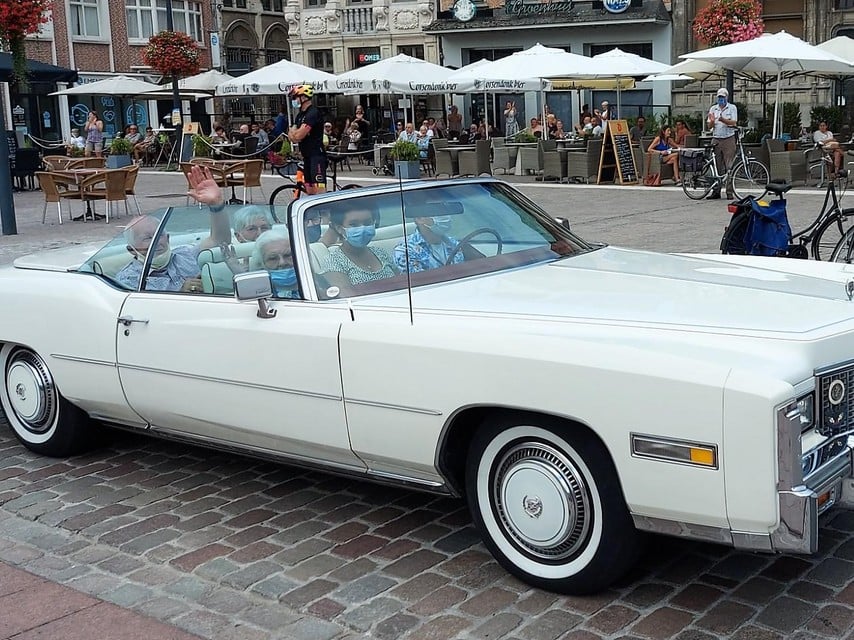 Julia Van Hool werd in een Cadillac door de stad Lier gereden toen ze 111 werd.