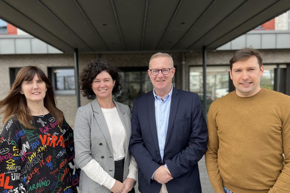 Opvolgster Els Vermet (midden) namen samen met Cindy Borny, administratief verantwoordelijke, en Maarten Maeyens, zorgcoördinator, afscheid van directeur Bart Depelchin.