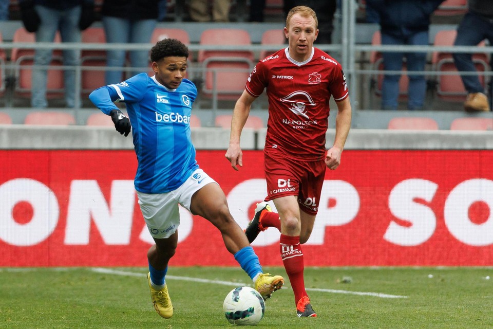 Christian Brüls (right) was allowed to start again against Jong Genk last Sunday.