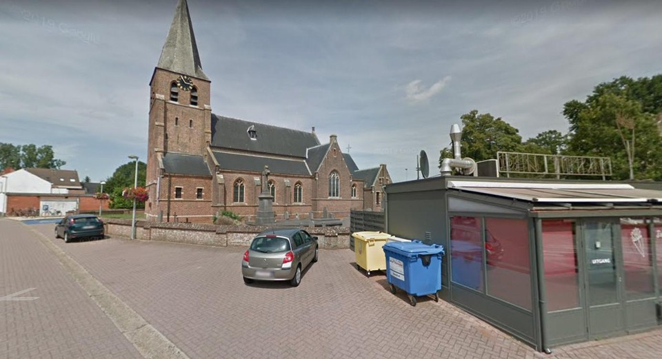 Ook de straat Kerkenend aan de kerk in Poederlee wordt onder handen genomen. 