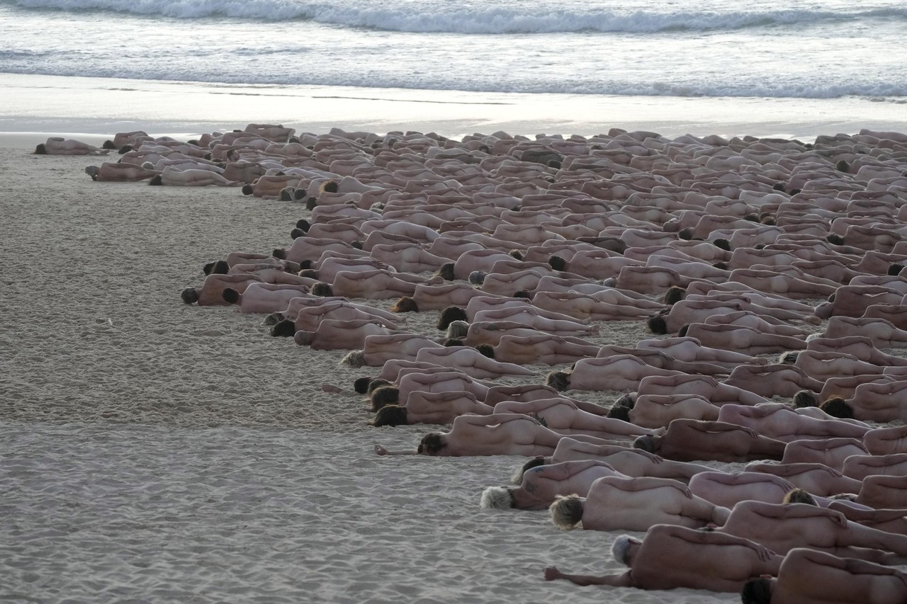 Duizenden mensen laten zich naakt fotograferen op strand voor bewustwording  rond huidkanker | Het Nieuwsblad Mobile