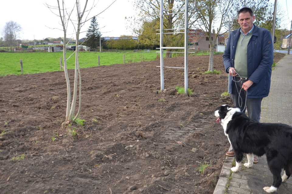 The soil along the Herreweg was very rich in nutrients.  A comprehensive approach was required to create a beautiful flower lawn in the long run.