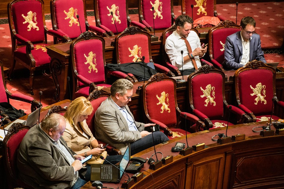 Sommige senatoren hadden meer aandacht voor hun gsm dan voor wat er in de Senaat gebeurde. 