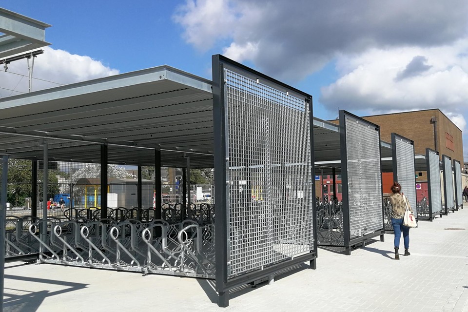 Het eerste deel van de nieuwe overdekte fietsenstalling is afgewerkt.