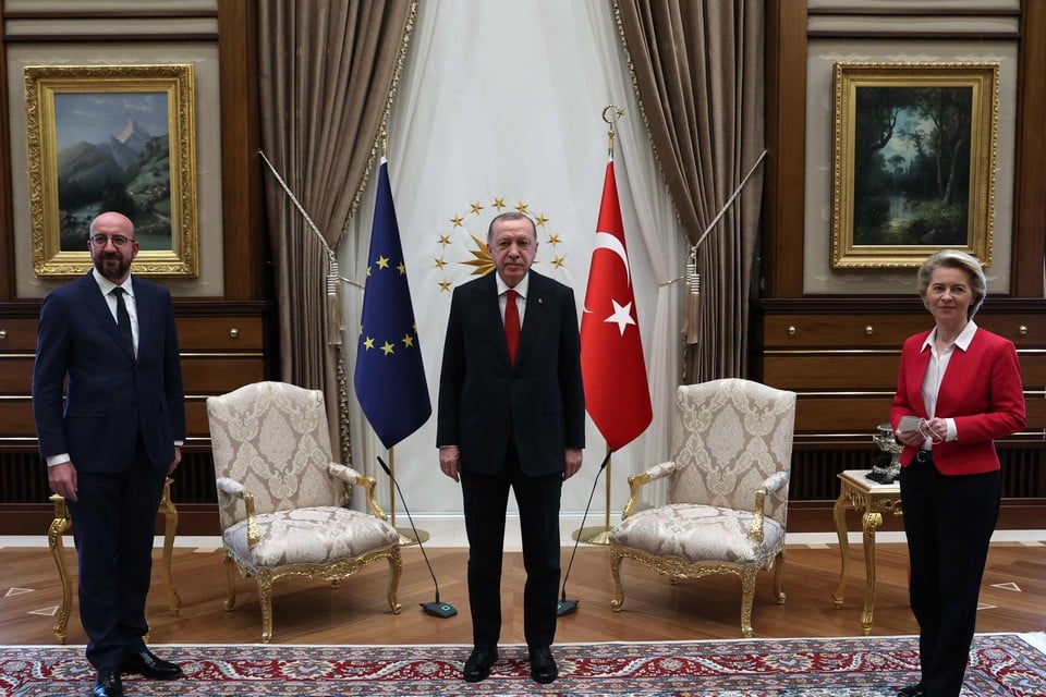 Charles Michel, Tayyip Erdogan en Ursula von der Leyen in de grote zaal van het presidentieel paleis in Ankara. Let op de twee stoelen achter hen.