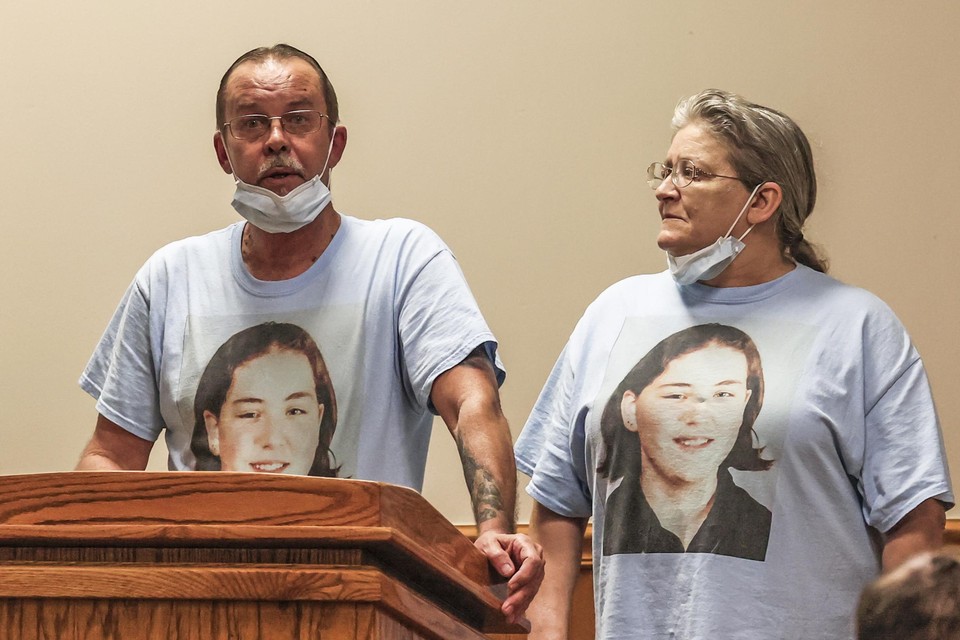 De ouders van de slachtoffers getuigen na de executie. 