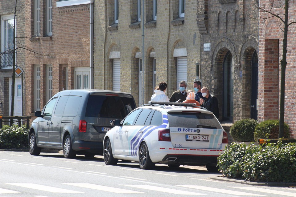 In de Woumenweg wordt een verdacht overlijden onderzocht. 