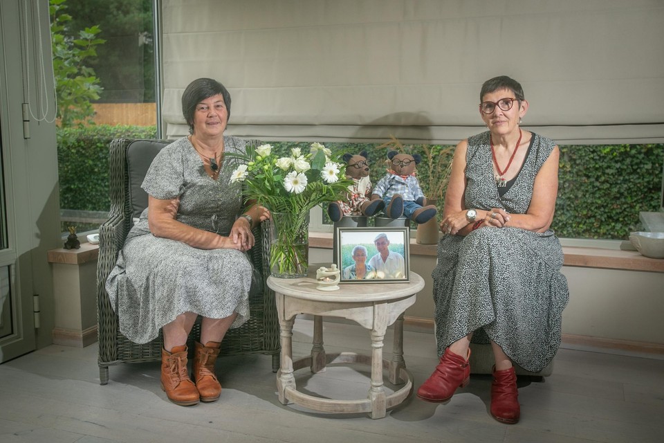 Ghilaine en Elly bij de urne van hun ouders die zaterdag een jaar na hun overlijden begraven worden.