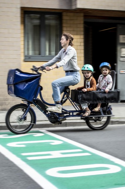 Betuttelen defect komen Zo voer je kinderen veilig naar school met de fiets | Het Nieuwsblad Mobile