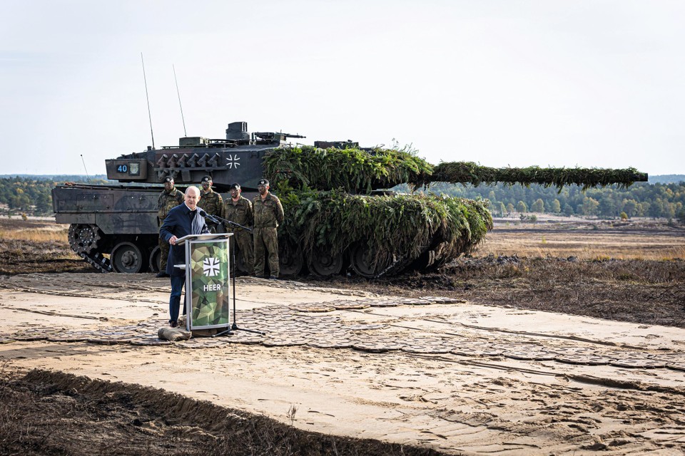 Duitse Bondskanselier Olaf Scholz bij een Leopard 2