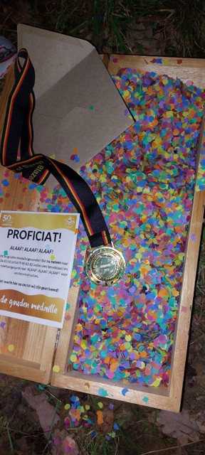 De gouden medaille zat in een houten kist vol met confetti.