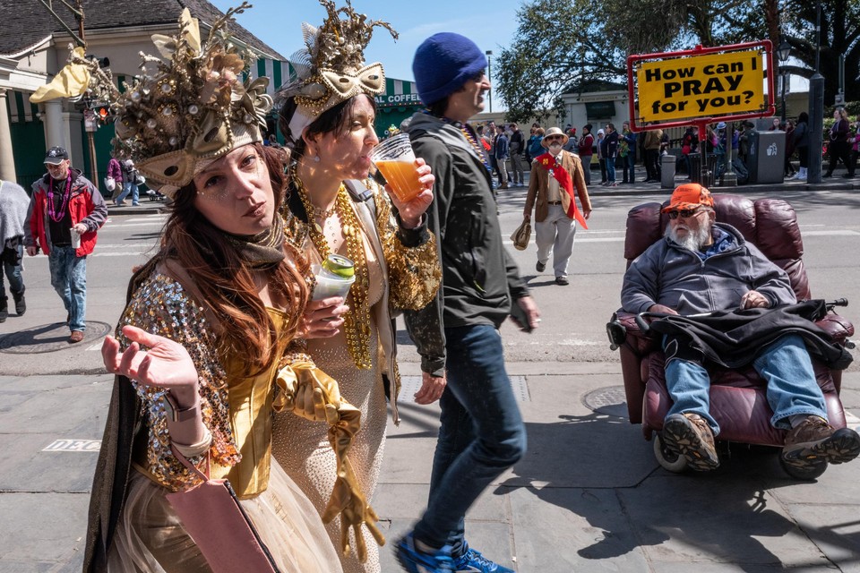 Carl De Keyzer trok naar twee plaatsen die hij dertig jaar geleden al aandeed, waaronder het carnaval Mardi Gras in New Orleans, Louisiana. Daar wilde hij de fanatieke ‘street preachers’ fotograferen die heel expliciet protesteren op “goddeloze plaatsen” waar veel “zondaars” zich verzamelen.  