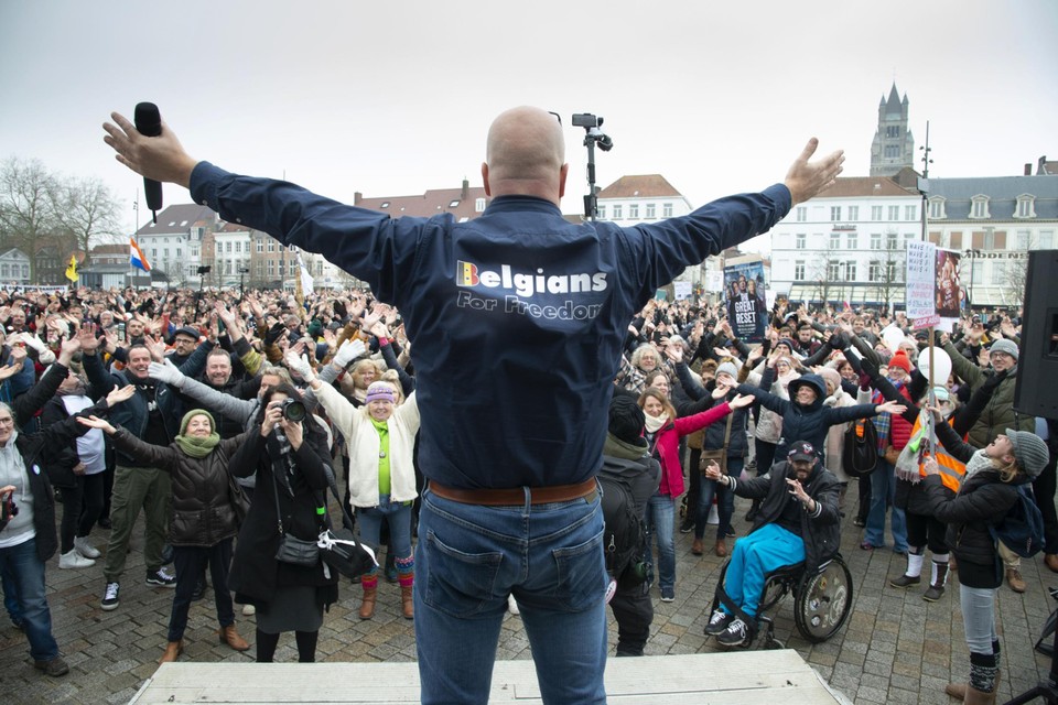 Er stapten zo’n 1.500 mensen door de straten van Brugge uit protest tegen de coronamaatregelen. De betogers deden op ‘t Zand de haka.   