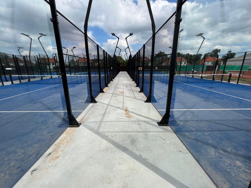 Voor de zes nieuwe padelvelden van tennisclub De Dageraad in Beerse zijn twee tennisvelden moeten wijken. 