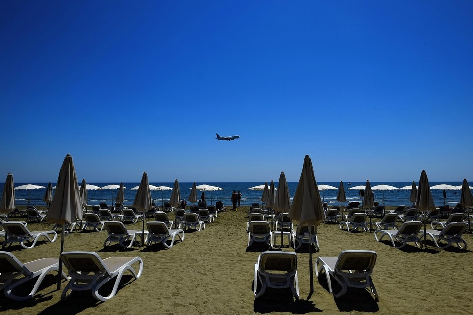 De strandstoelen op Makenzi Beach (Cyprus) wachten op toeristen. Ze zullen gevuld worden, want volgens een enquête willen Belgen het geld dat ze afgelopen jaar hebben opgepot nu vooral uitgeven aan zaken die ze gemist hebben, zoals reizen. 