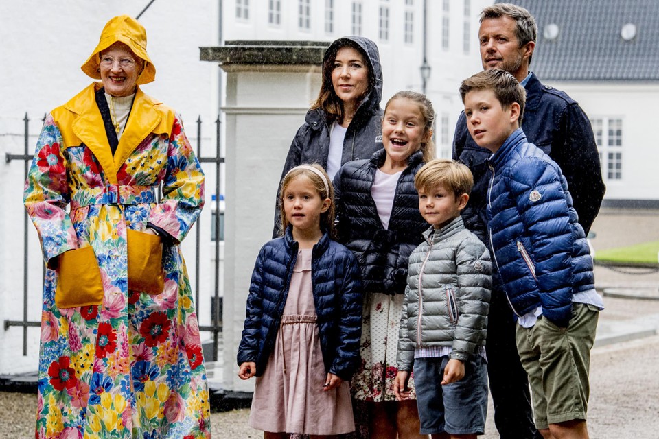 De Deense koningin Margrethe met haar zoon en troonopvolger Frederik en zijn gezin. 