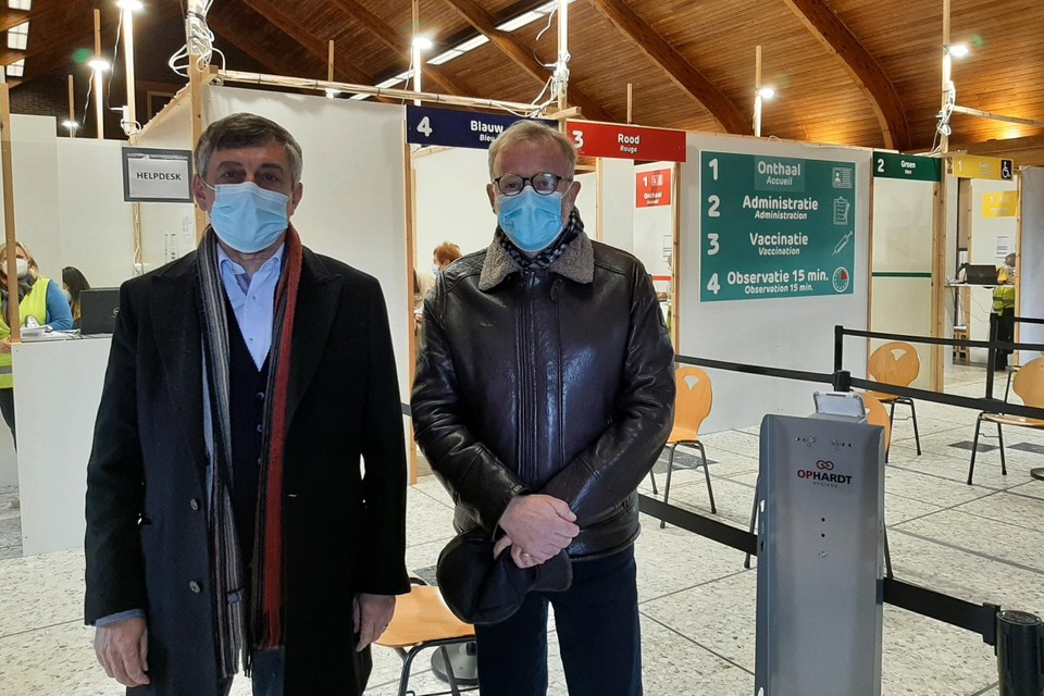 Voorzitter van de ELZ Grimbergen Armand Hermans en burgemeester Walter Vansteenkiste (LB Wemmel) promoten het vaccineren met een boosterprik én zelftesten om de vierde golf te bestrijden. 