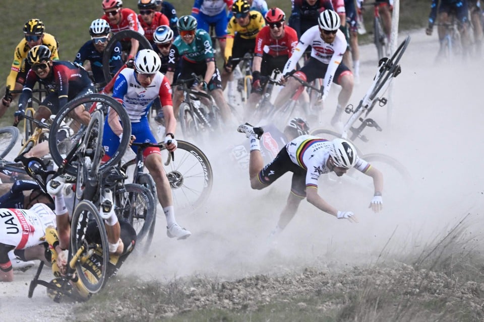 Alaphilippe werd weggekatapulteerd op een van de vele gravelstroken.