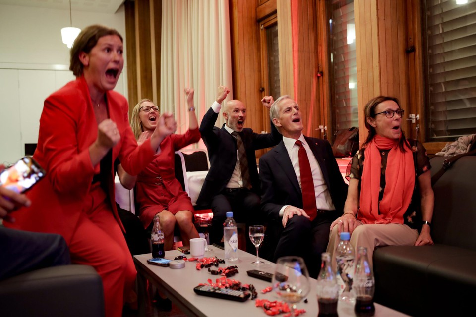 De sociaaldemocraten reageerden uitbundig toen ze de eerste resultaten van exitpolls zagen binnenkomen.