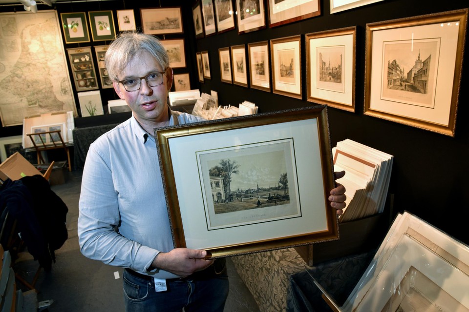 Rob Cams verkoopt op de kunst- en antiekbeurs een serie Hasseltse litho’s van Charles-Joseph Hoolans voor 7.500 euro.  