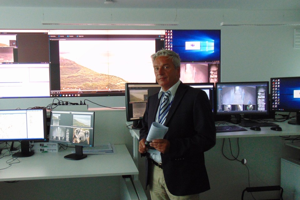 Korpschef Nicholas Paelinck in het RTIC (Real Time Intelligence Centre), waar de beelden worden gemonitord en opgenomen. 