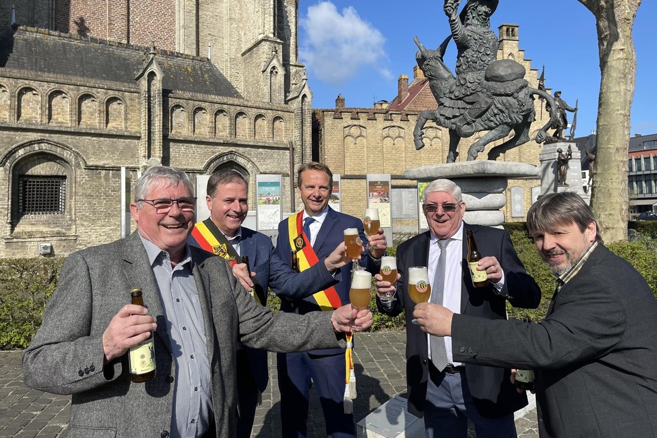 De delegatie uit Rixensart klonk onlangs met het nieuwe vriendschapsbier bij Meester Ghybe op de Poperingse Grote Markt.