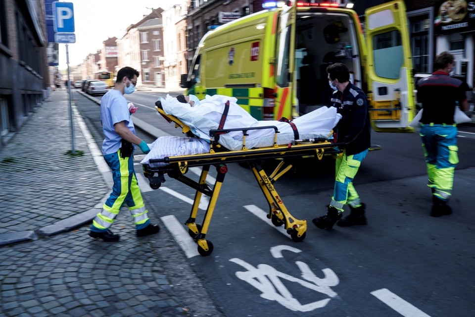 In Luik brengen ambulanciers een coronapatiënt naar het ziekenhuis. 