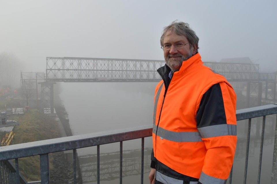 Schepen Johan Cornelis (CD&amp;V) op de Lovelingbrug met zicht op de  tijdelijke brug. 