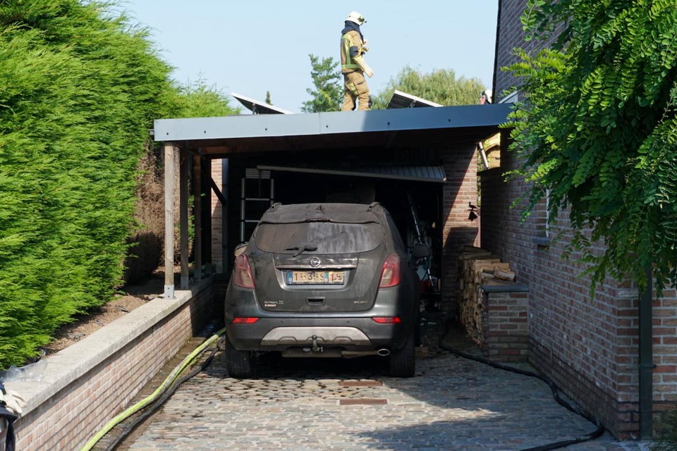 De brandweer duwde de wagen uit de garage.