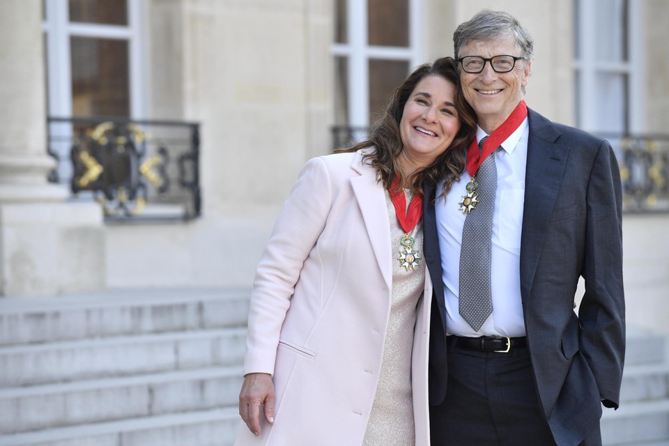 Bill en Melinda Gates in 2017 op de trappen van het Elysée in Parijs, nadat ze het Légion d’Honneur hadden ontvangen uit de handen van president Hollande. 