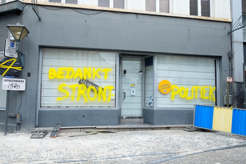 De niet mis te verstane boodschap van Jan Lowie staat in koeien van letters op de etalage van zijn bakkerij annex eethuis in de Molenstraat. 