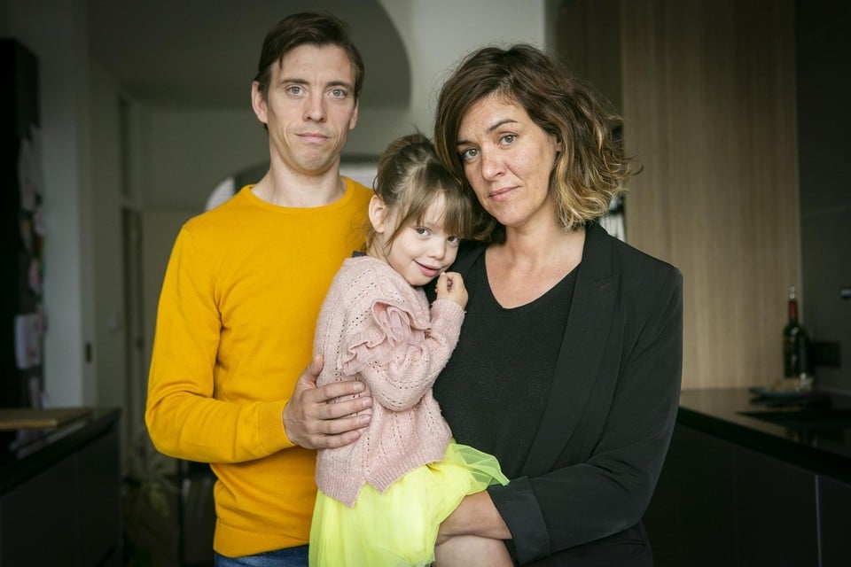 Axelle met mama Samira en papa Maarten.