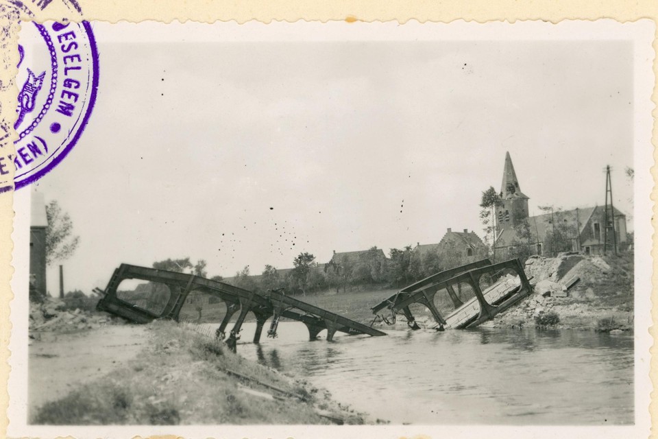 De op 24 mei 1940 gedynamiteerde Vierfrontenbrug met in de achtergrond de Sint-Martinuskerk. 