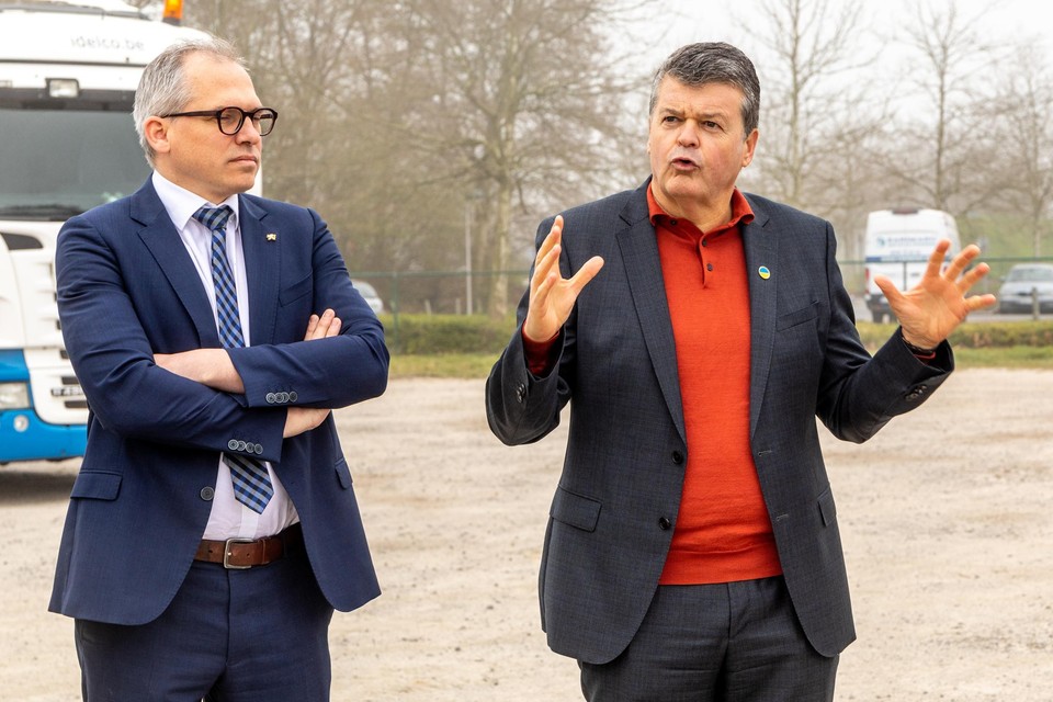 Vlaamse ministers Diependaele en Somers twee weken geleden bij de opbouw van het eerste nooddorp voor Oekraïense vluchtelingen in Mechelen. 