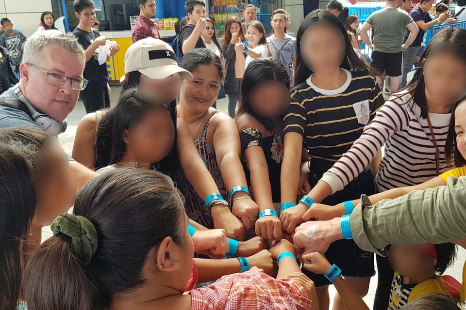 Undercoverjournalist Peter Dupont (links) kon al vijftig Filipijnse meisjes redden uit de online seksslavernij. 