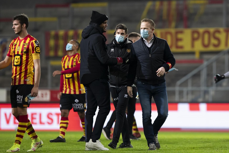 Wouter Vrancken en Vincent Kompany slaan een praatje na KV Mechelen-Anderlecht (0-1). 