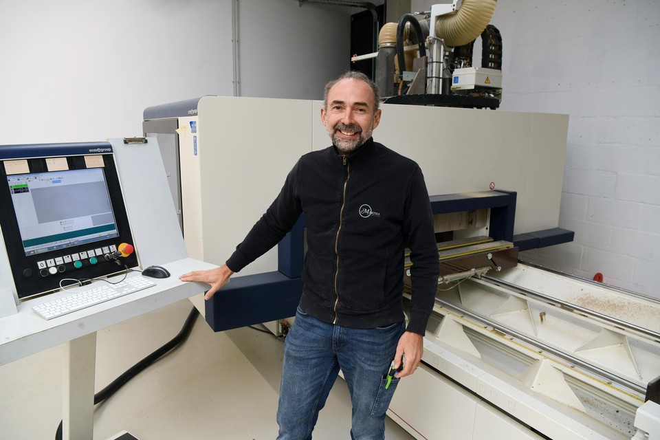 Zaakvoerder Jo Stevens aan het werk met de CNC-machine.
