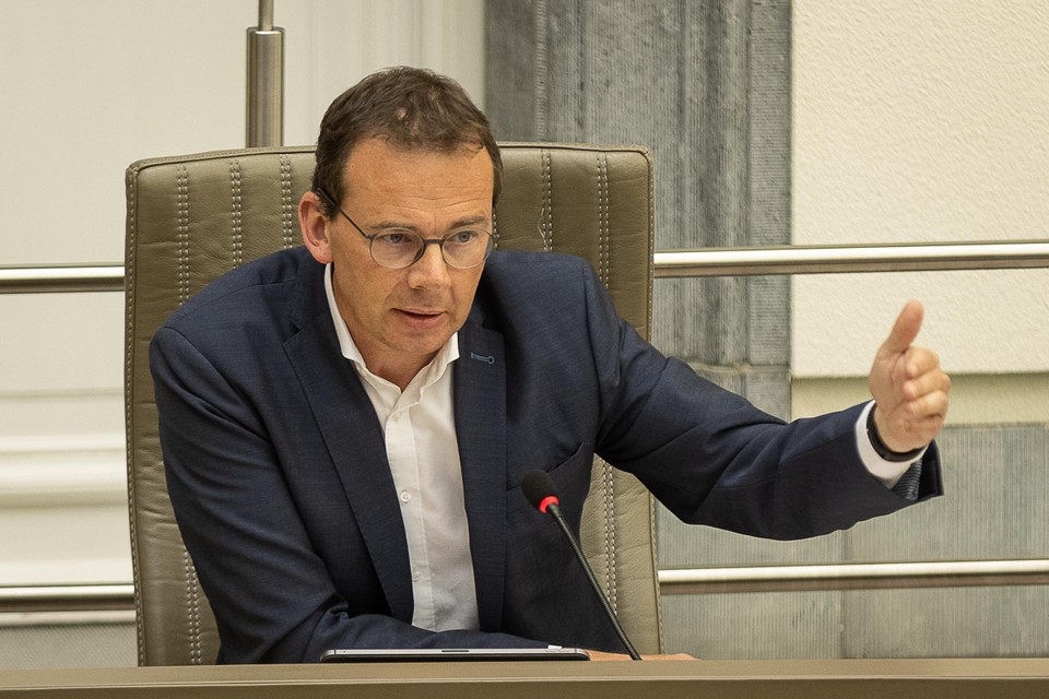 Vlaams minister van Welzijn Wouter Beke (CD&V) vindt dat één prik moet volstaan. 