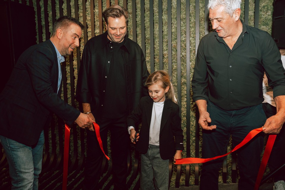 De winkel werd officieel geopend door burgemeester Bert De Wit en schepen Bertrand Eraly, het dochtertje van Niels en Valeska mocht het lintje doorknippen.