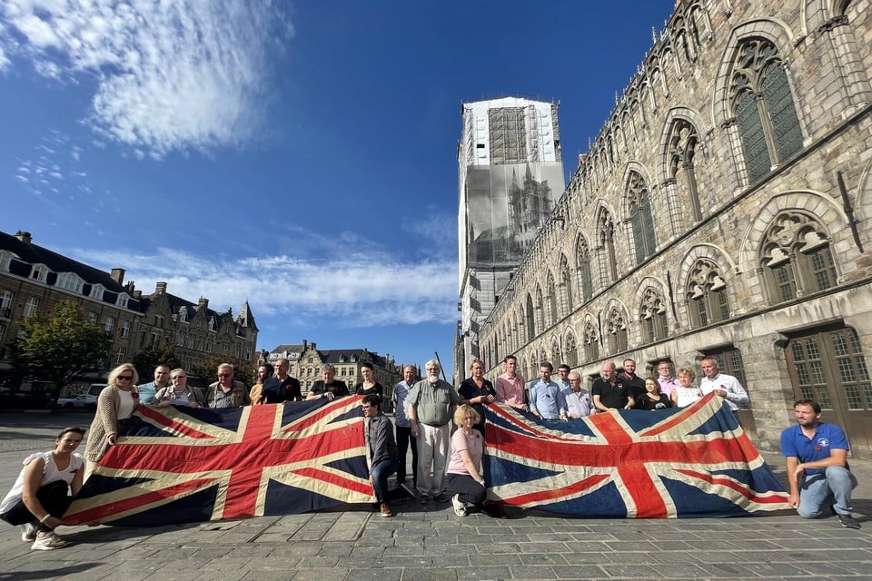 De toeristische ondernemers willen hun trouwe Britse klanten terug en maakten dat donderdag duidelijk met een symbolische actie met Britse vlaggen en kopjes thee op de Grote Markt van Ieper.