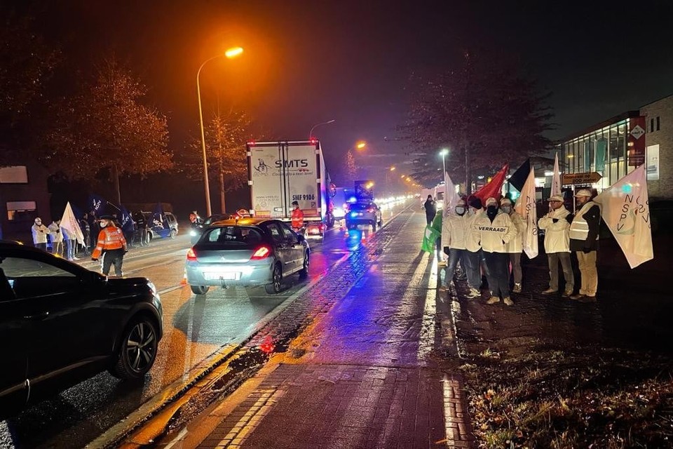 Terwijl de lokale politie de voertuigen uitgebreid controleerde, uitten de vakbonden hun ongenoegen over de gang van zaken.